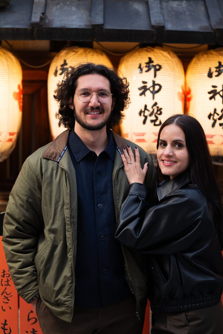 Paulina y Hugo bajo farolillos