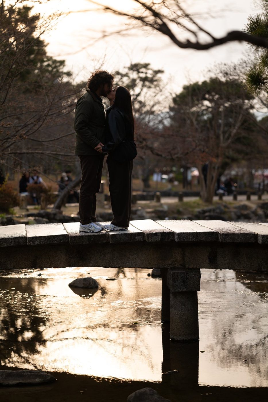 Paulina y Hugo sobre un puente al atardecer