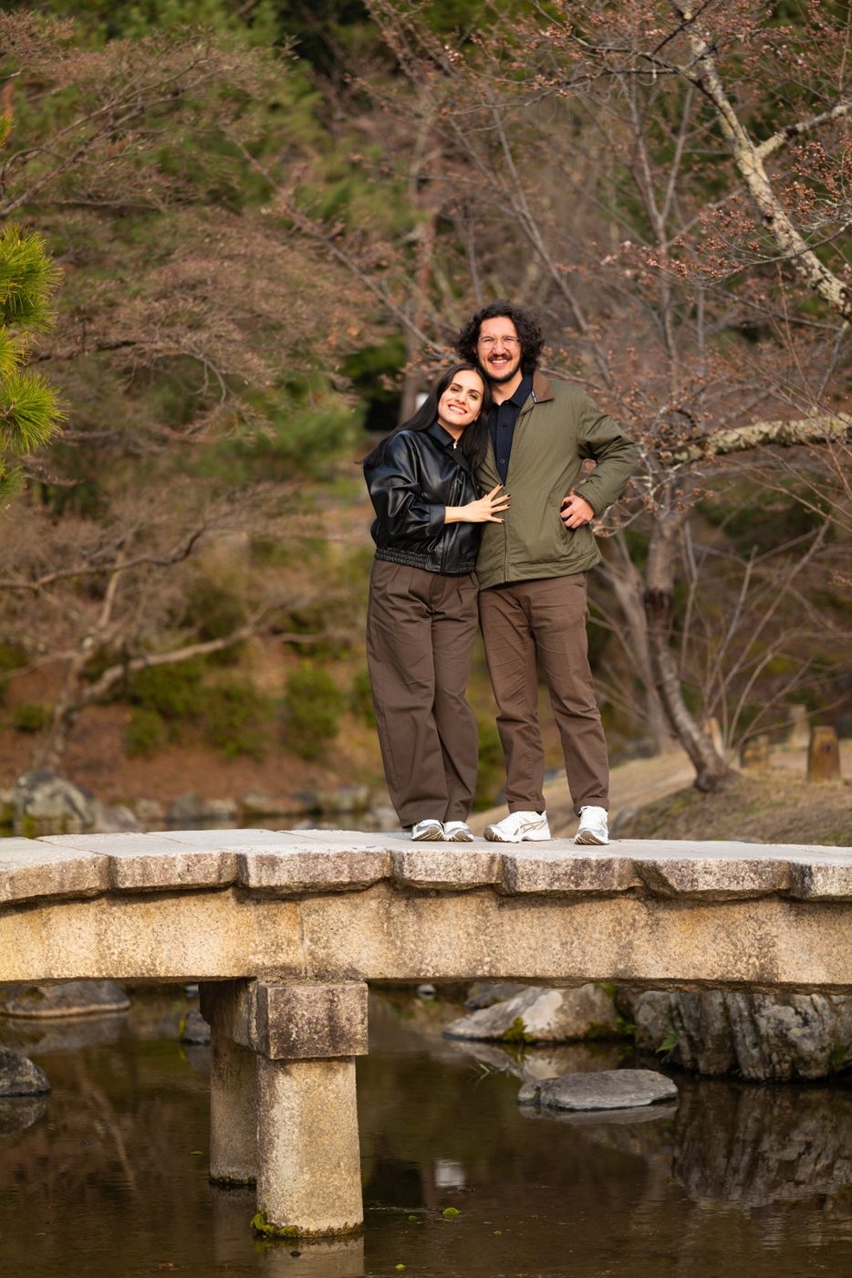 Paulina y Hugo en un puente de piedra